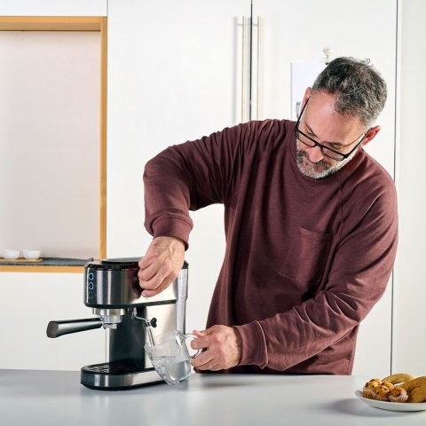 Kolbowy ekspres do kawy Black+Decker BXCO1350E