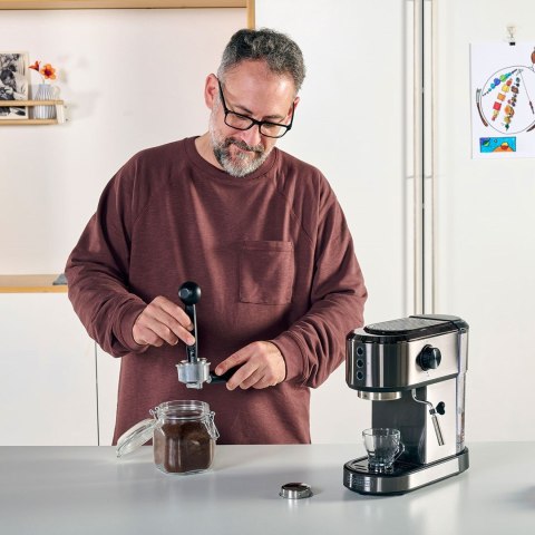Kolbowy ekspres do kawy Black+Decker BXCO1350E