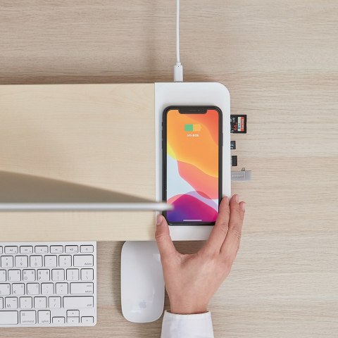 POUT Eyes8 - Podstawka pod monitor w kolorze białym z funkcją szybkiego i bezprzewodowego ładowania. Wielofunkcyjne rozwiązanie 
