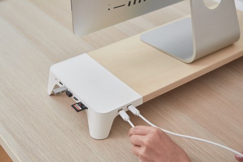 POUT Eyes8 - Podstawka pod monitor w kolorze białym z funkcją szybkiego i bezprzewodowego ładowania. Wielofunkcyjne rozwiązanie 