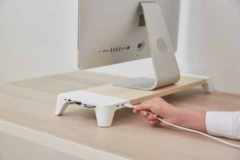 POUT Eyes8 - Podstawka pod monitor w kolorze białym z funkcją szybkiego i bezprzewodowego ładowania. Wielofunkcyjne rozwiązanie 